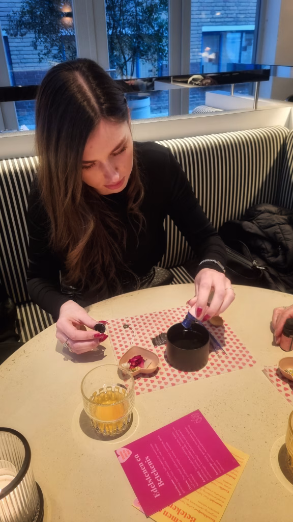 Deelnemers maken hun eigen intentiekaars tijdens een creatieve manifestatiekaars workshop