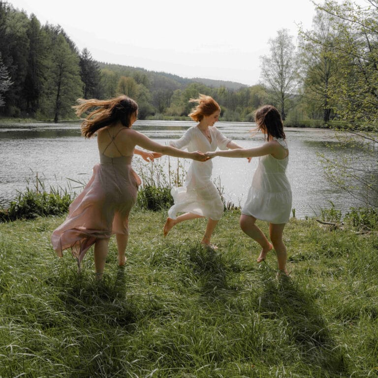 Vrouwen vieren een Mother's Blessing ceremonie rond een zwangere vrouw