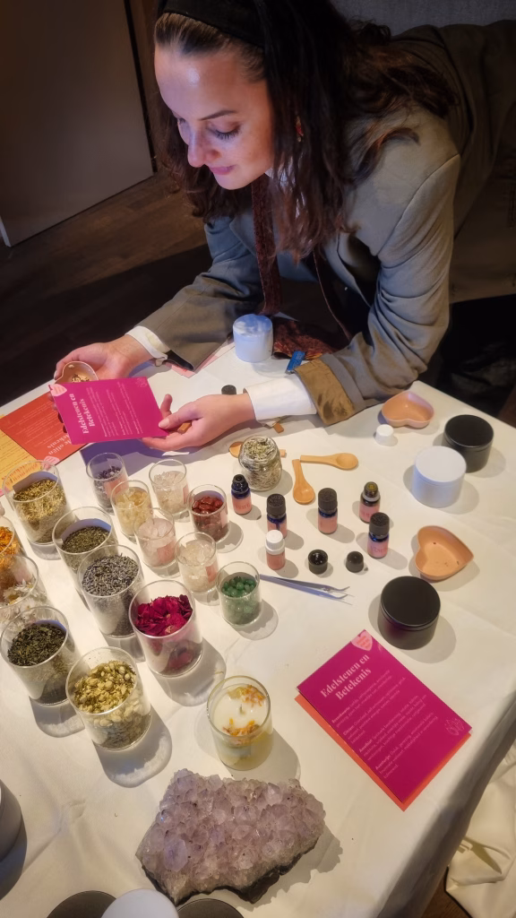 Deelnemers maken hun eigen manifestatiekaars tijdens een creatieve intentiekaars workshop