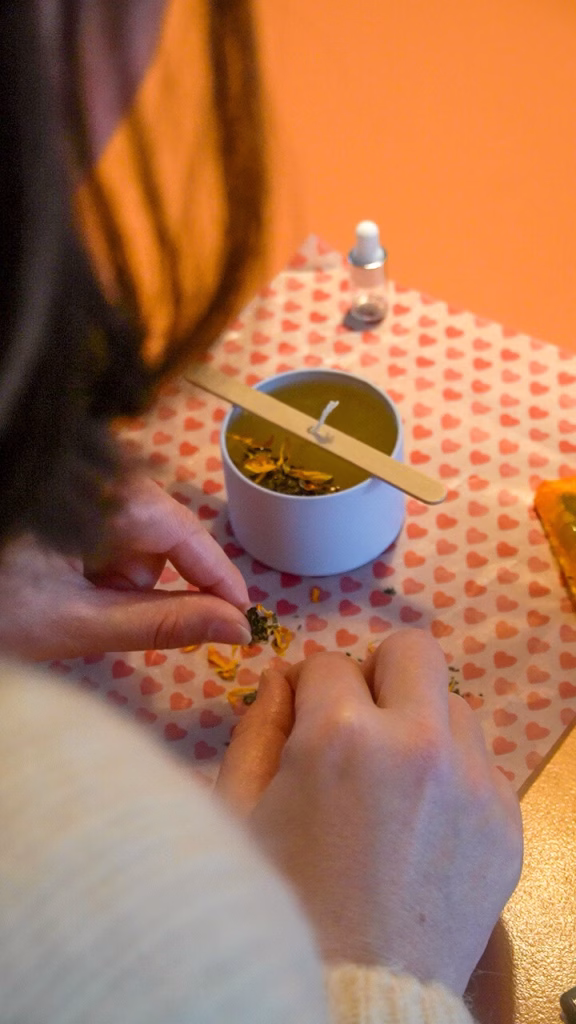 Collega’s maken samen manifestatiekaarsen tijdens een mindfulness teamuitje workshop