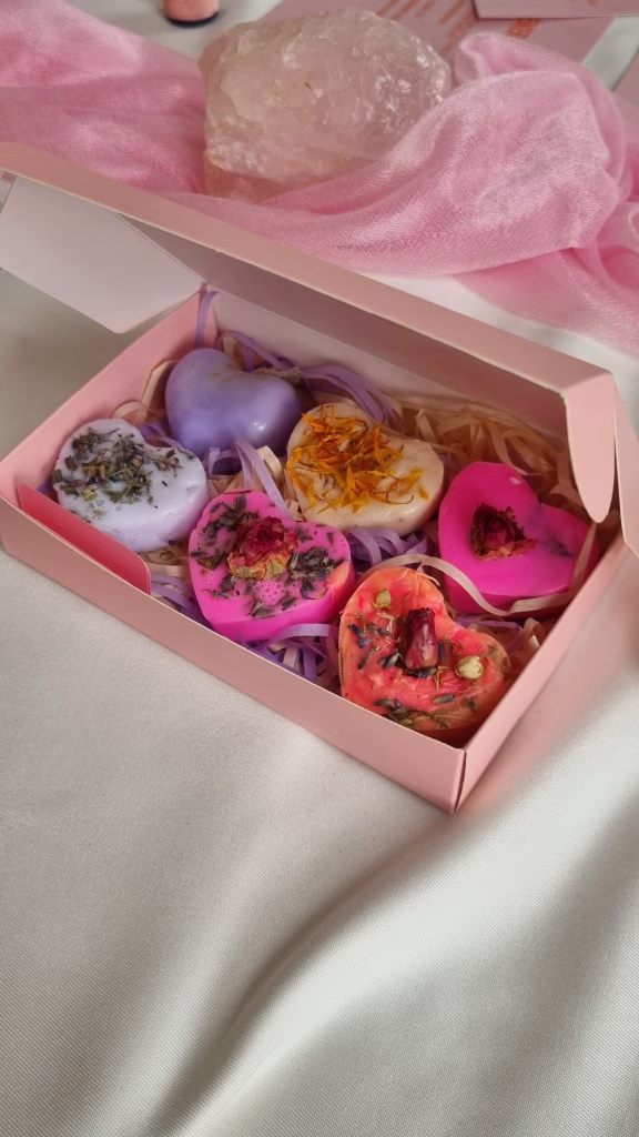 Deelnemers maken handgemaakte intentiezeep met natuurlijke geuren, bloemen en kruiden tijdens een creatieve workshop in Rotterdam, Zuid-Holland.